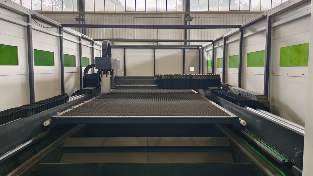 AC380V/50Hz/60Hz পাওয়ার সাপ্লাই এক্সচেঞ্জ টেবিল লেজার কাটিং মেশিন বন্ধ সুরক্ষা কভার সহ 3000W লেজার শক্তি 2